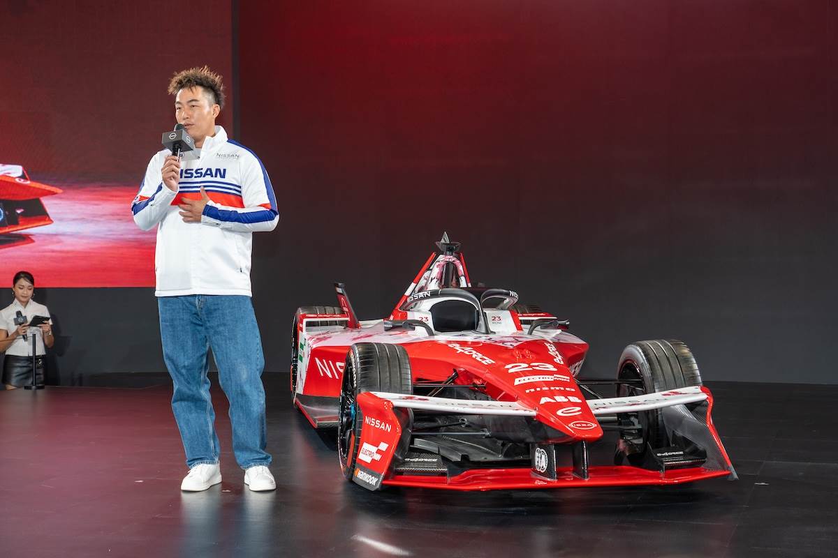 郭泓志與NISSAN Formula E GEN3 Evo同台。（圖／林昱丞攝影）