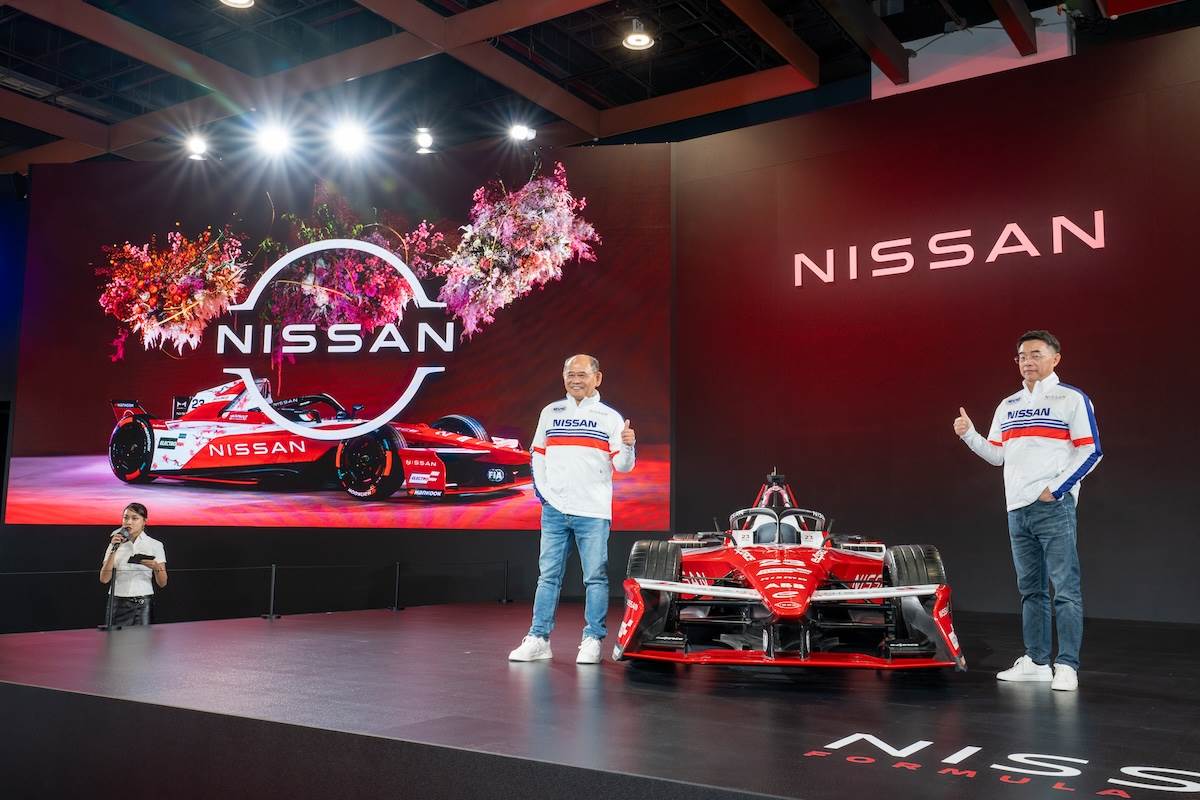 NISSAN Formula E GEN3 Evo與裕日車總經理姚振祥（左）、裕日車副總經理李昌益。（圖／林昱丞攝影）