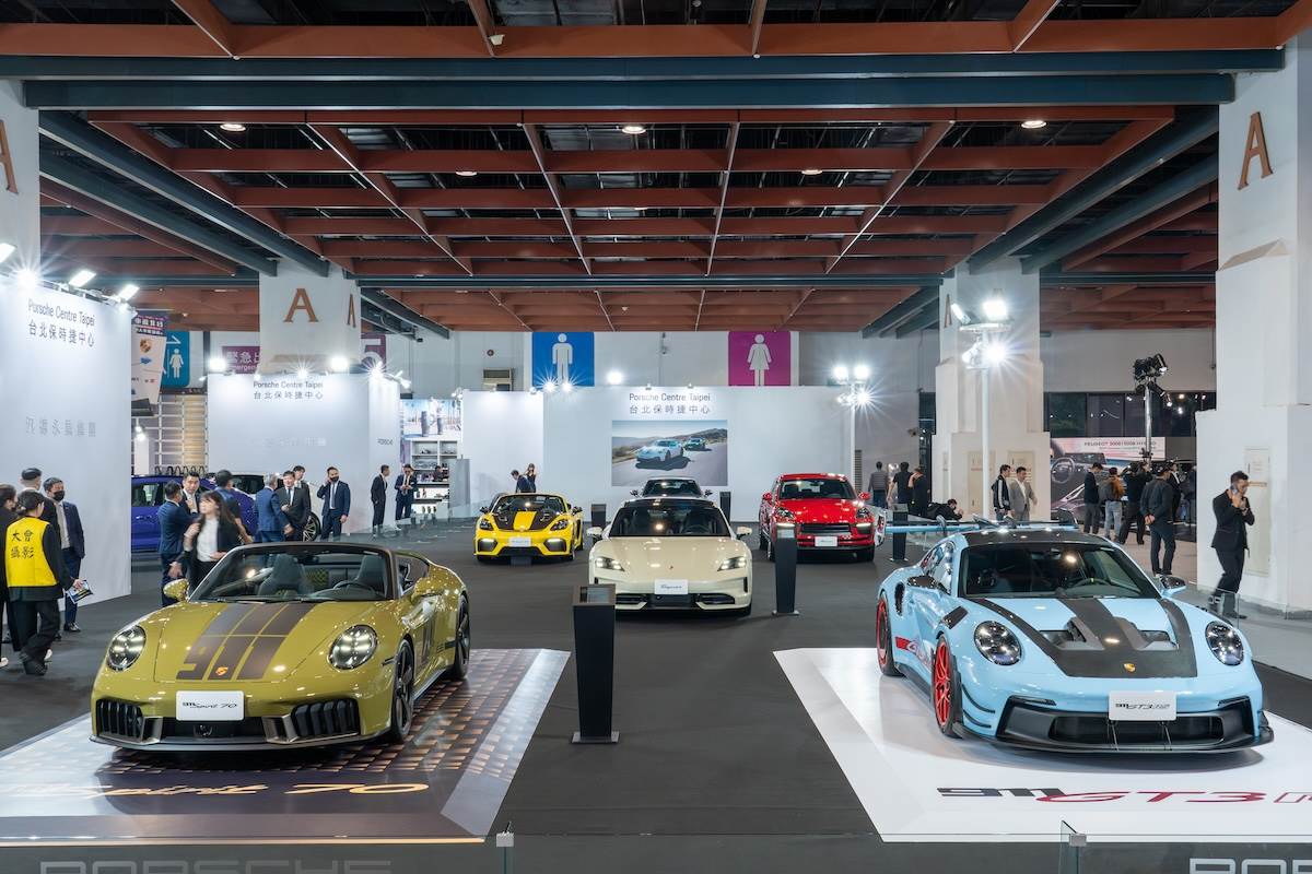 911 Spirit 70（前排左）與搭載Manthey性能套件的911 GT3 RS（前排右）同場展出。（圖／林昱丞攝影）