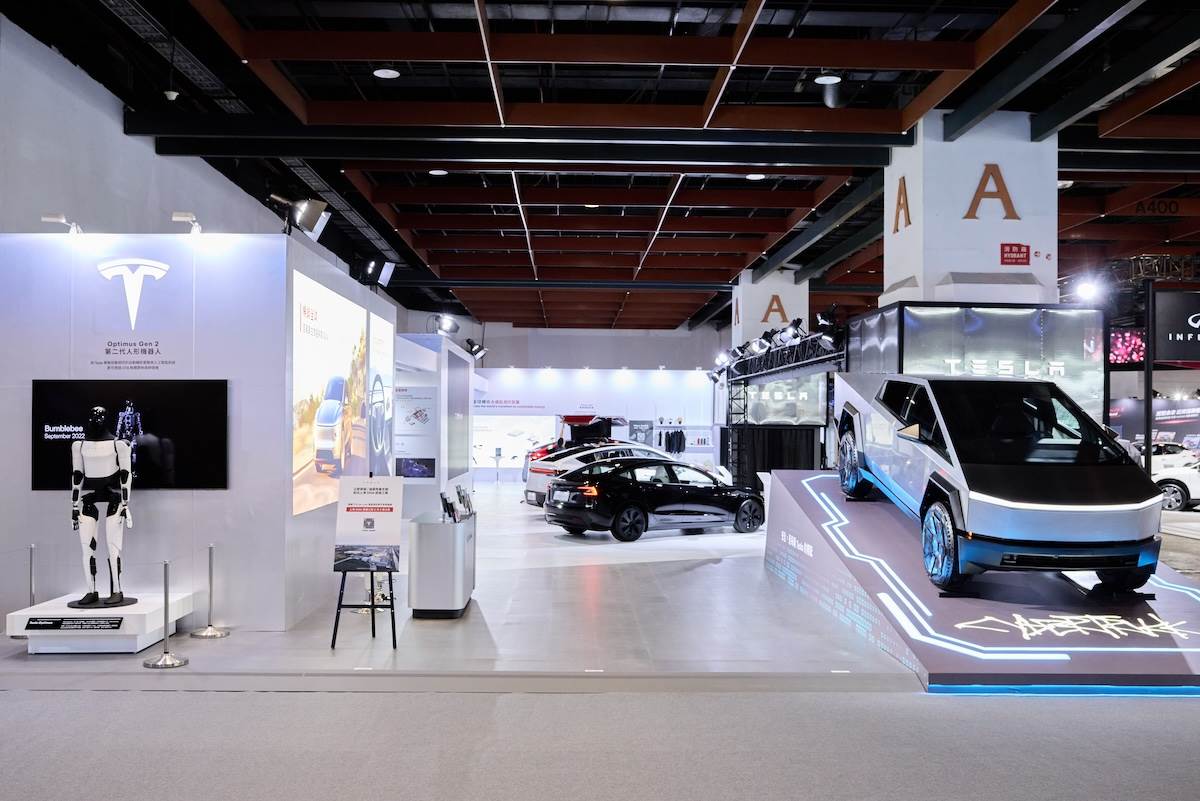 Gen 2第二代Tesla Bot機器人Optimus與Cybertruck。(圖/Tesla提供)