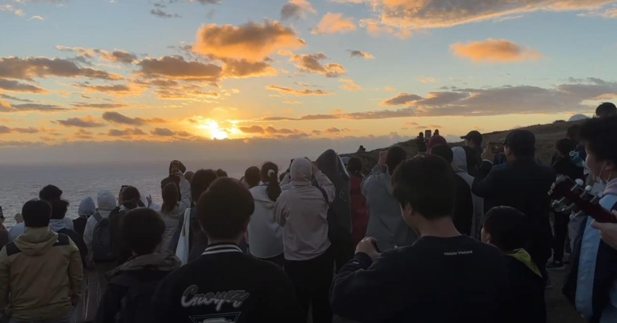 民眾等待日出。（圖／東森新聞）