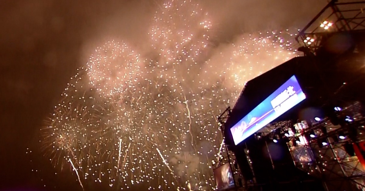 閃耀新北1314跨河煙火晚會，淡水、八里雙舞台，集結台日韓超強卡司接力演出。（圖／東森新聞）