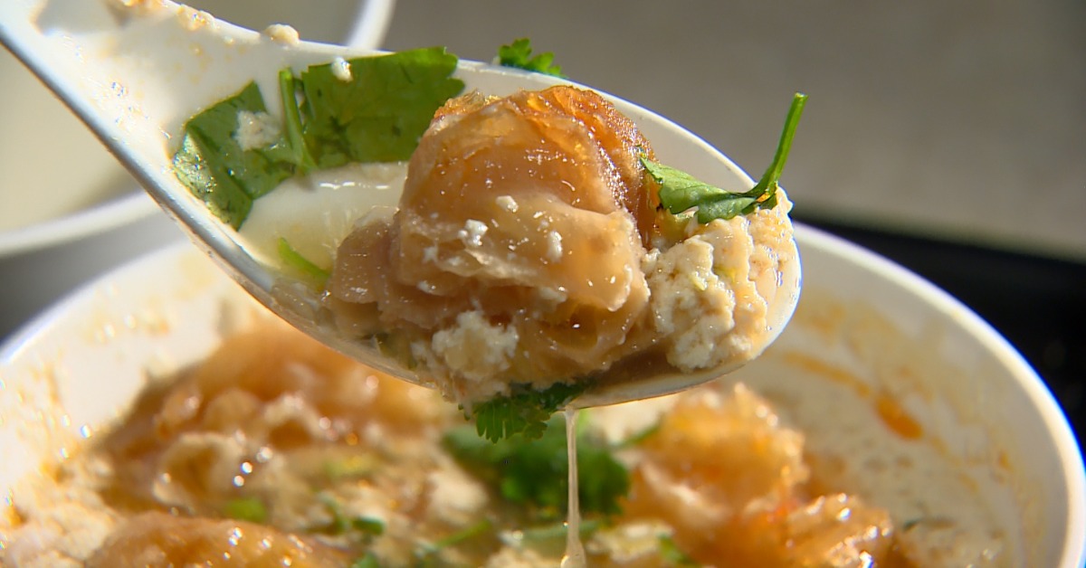 桌上最受歡迎的「鹹豆漿」熱氣蒸騰，撒上油條、蔥花並淋上辣油，鹹香滋味讓人瞬間暖了身子。（圖／東森新聞）