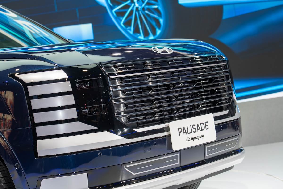 車頭採用大面積的水箱護罩，並整合LED頭燈，整體看起來更為霸氣。（圖／林昱丞攝影）