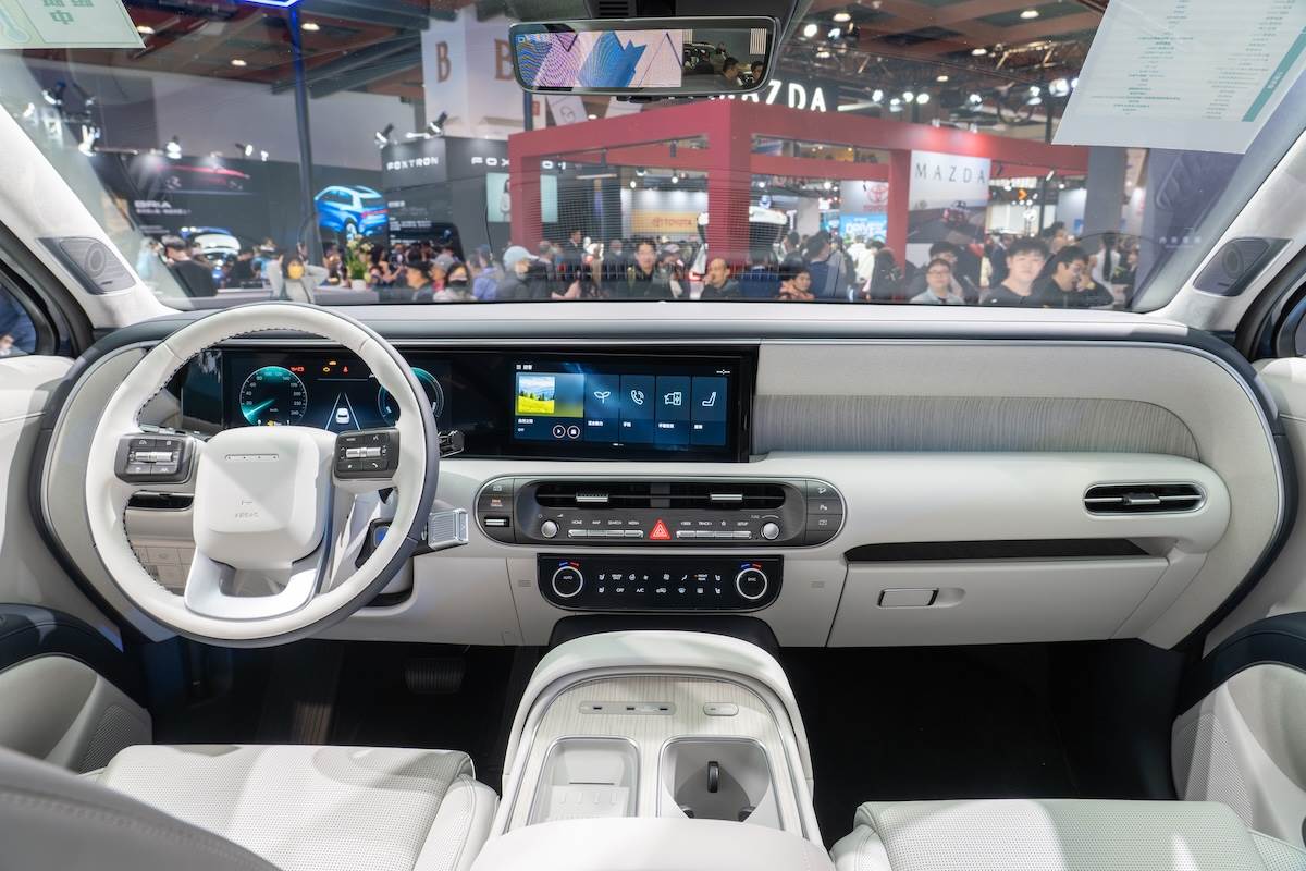 白色調搭配淺色的木質與織布材質，呈現居家的溫暖感。（圖／林昱丞攝影）