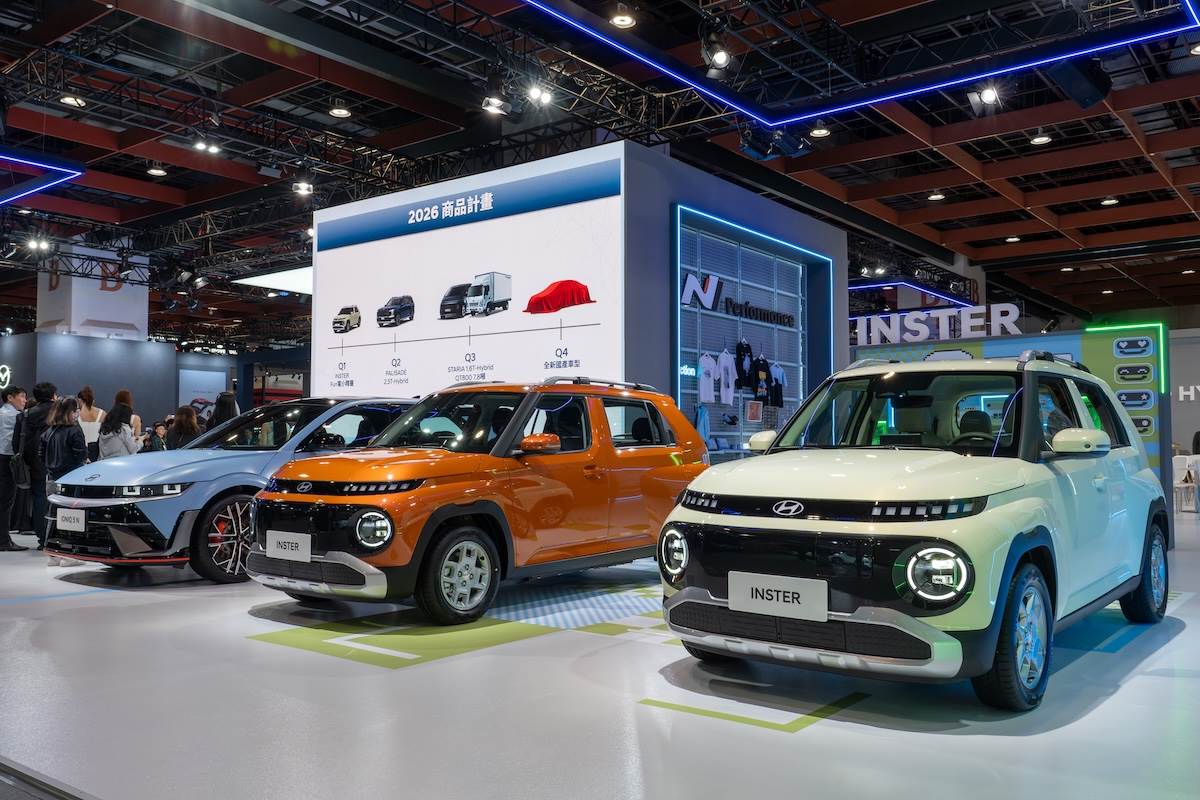 2026年第一季的新車款為在2025年底上市的純電小車Inster（右）。（圖／林昱丞攝影）