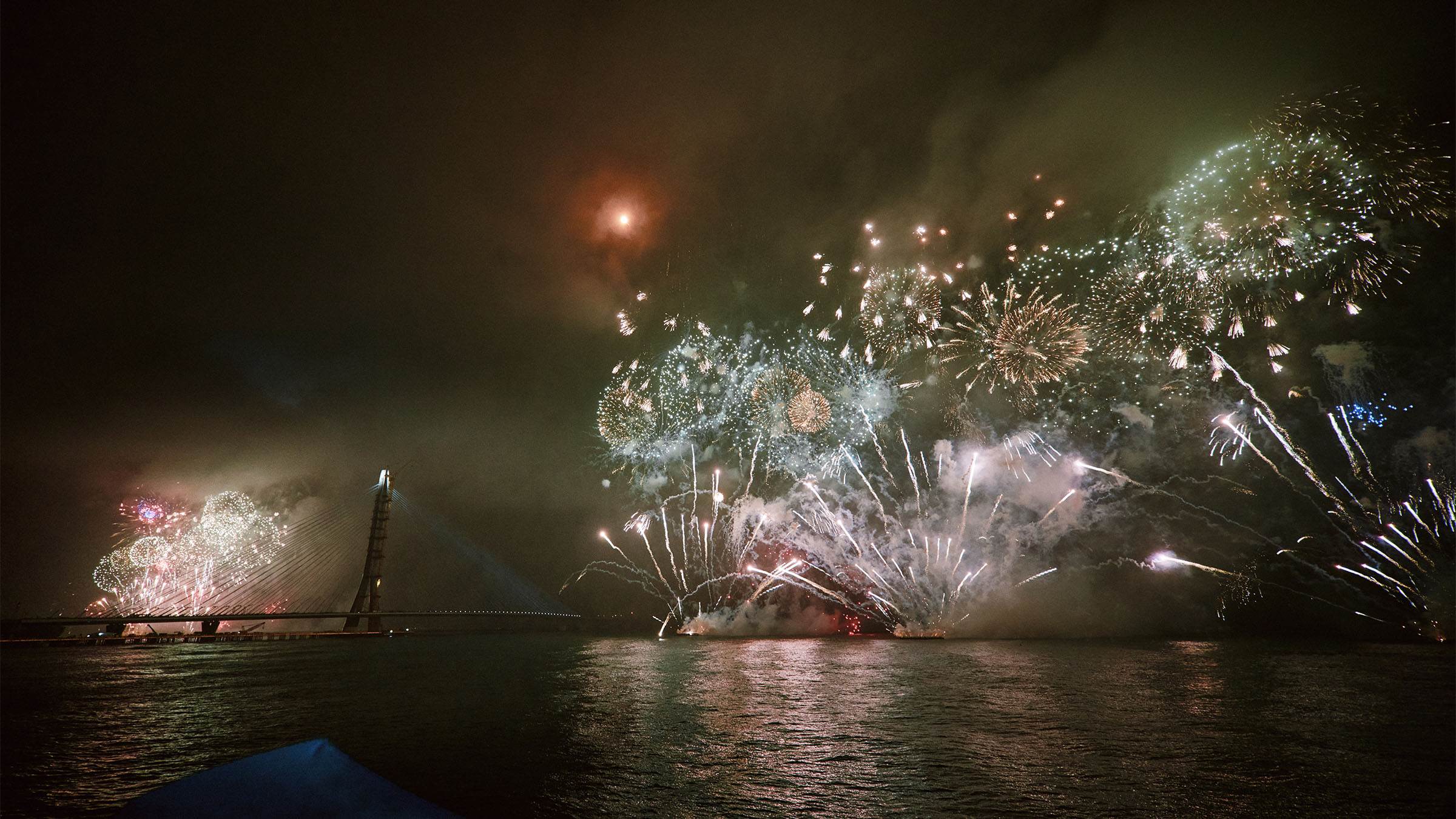 「閃耀新北1314跨河煙火」於31日晚間20點26分準時施放,全長13分14秒,總發數超過35,000發。(圖/新北市政府文化局提供)