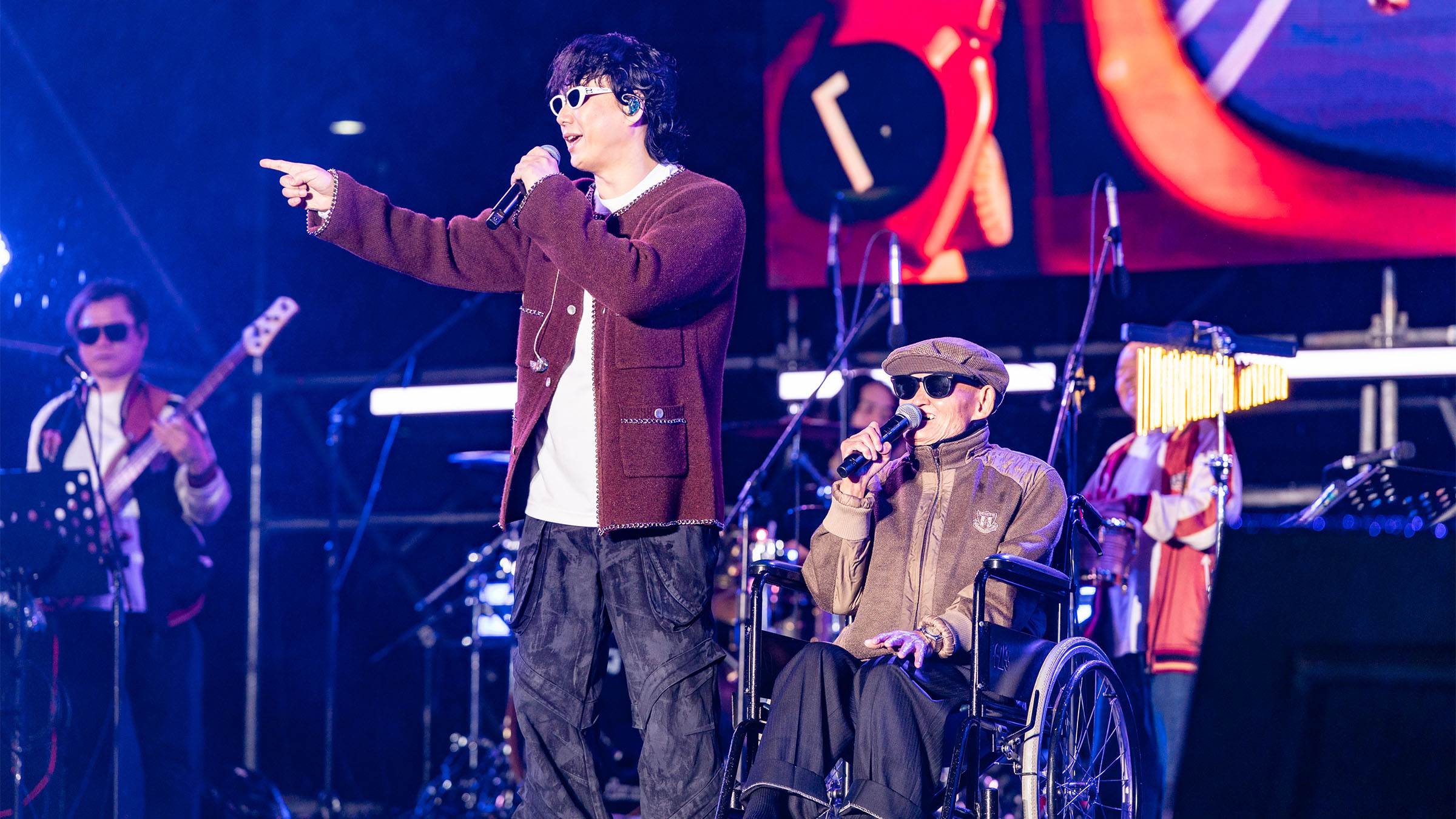 金曲歌王蕭煌奇攜手全方位樂團,和淡水在地藝人李炳輝,同台合唱新歌〈輝煌旅行社〉及〈流浪到淡水〉。(圖/新北市政府文化局提供)