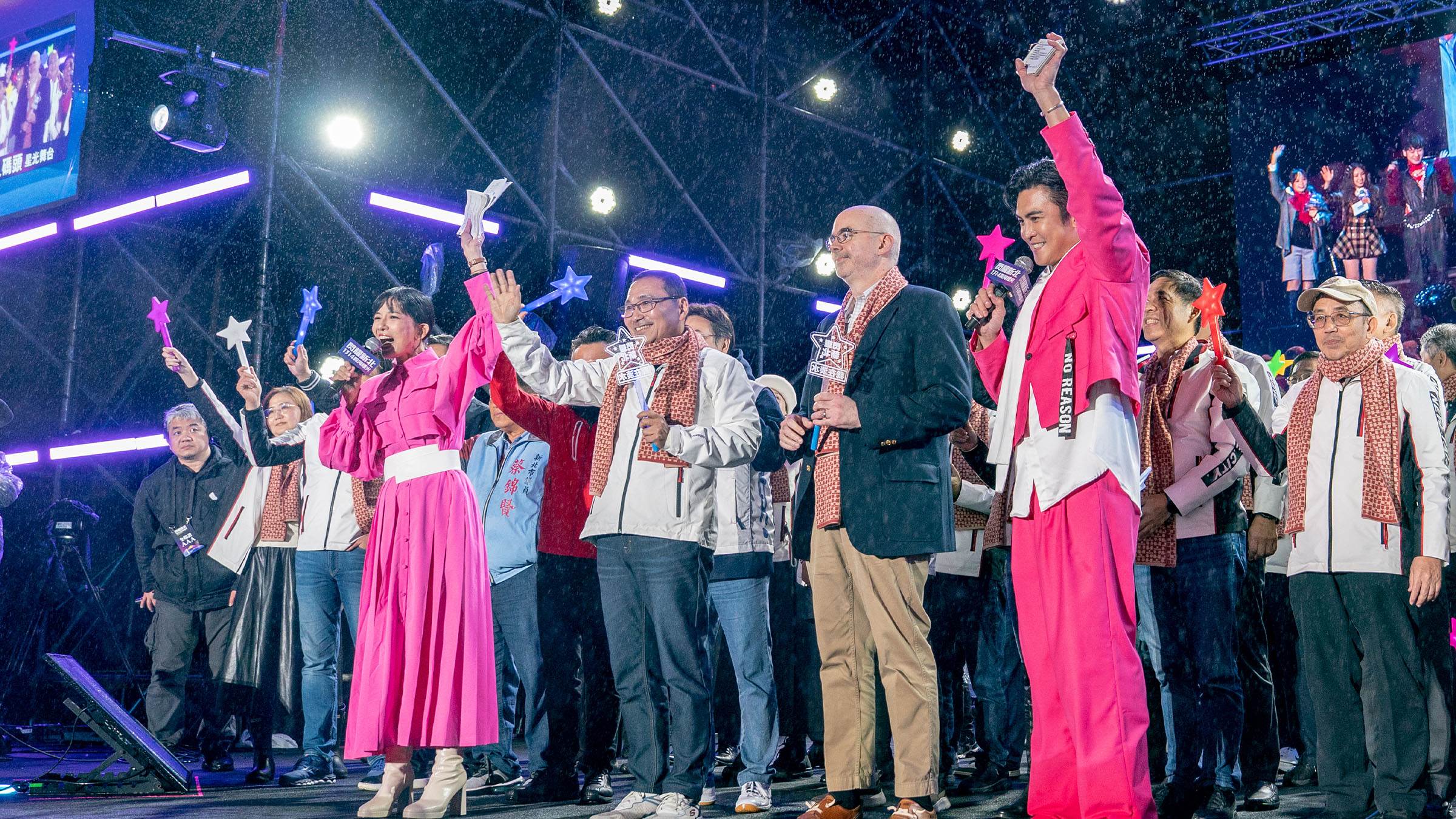 新北市長侯友宜(右三)與受邀出席的美國在台協會處長谷立言(右二)、市府團隊及現場民眾一同倒數。(圖/新北市政府文化局提供)