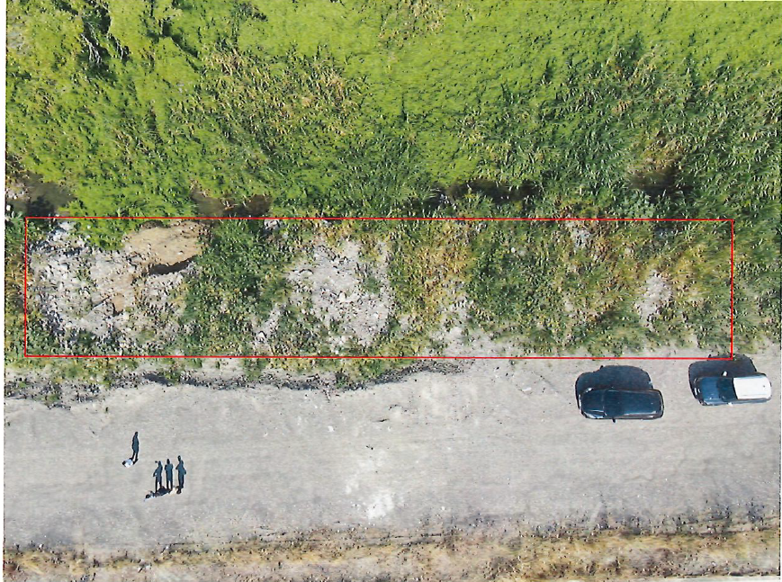 檢警透過空拍確認被傾倒廢棄物的大小範圍。翻攝畫面