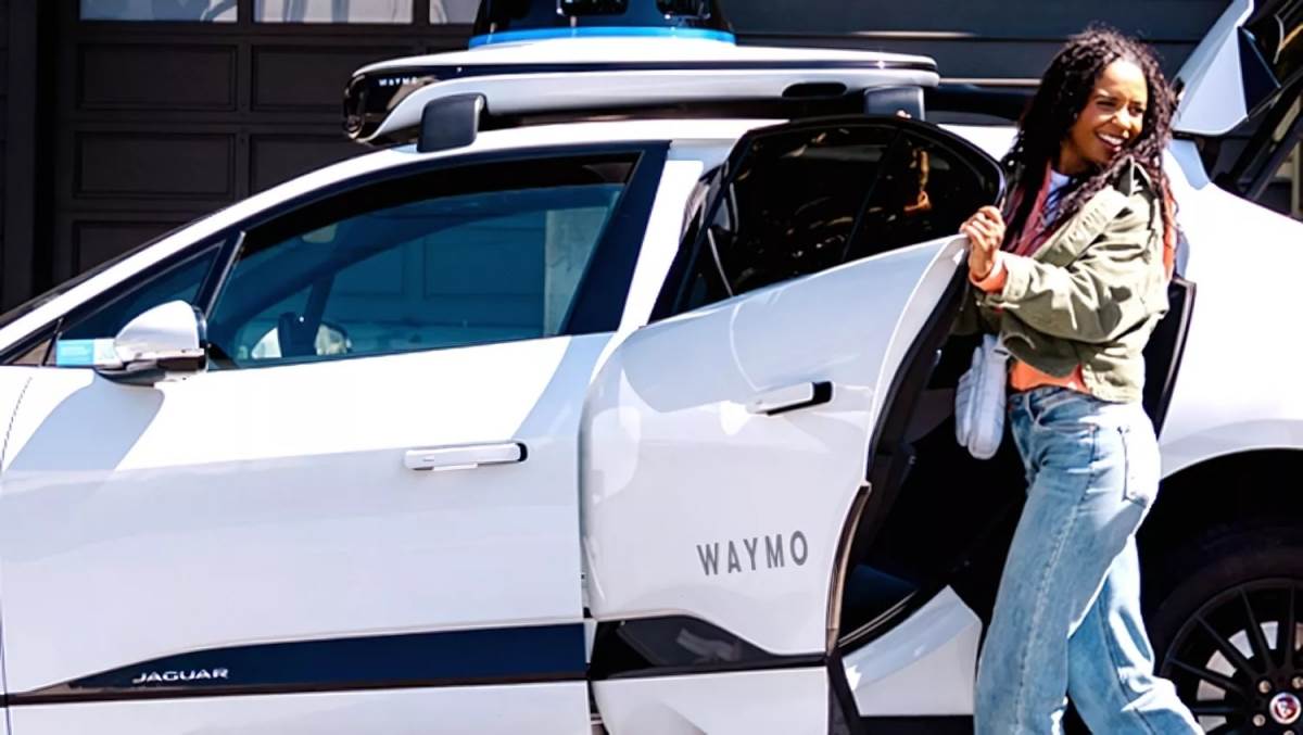 Waymo為了讓車門沒關好的問題迅速被解決，願意付出700元請人過去只為了關門。（圖／Waymo提供）
