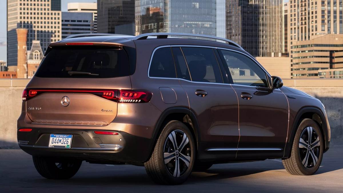 目前的解決方法是透過軟體更新，而不是更換電池解決硬體問題，部分車主認為這樣的方式相當不妥。（圖／賓士提供）