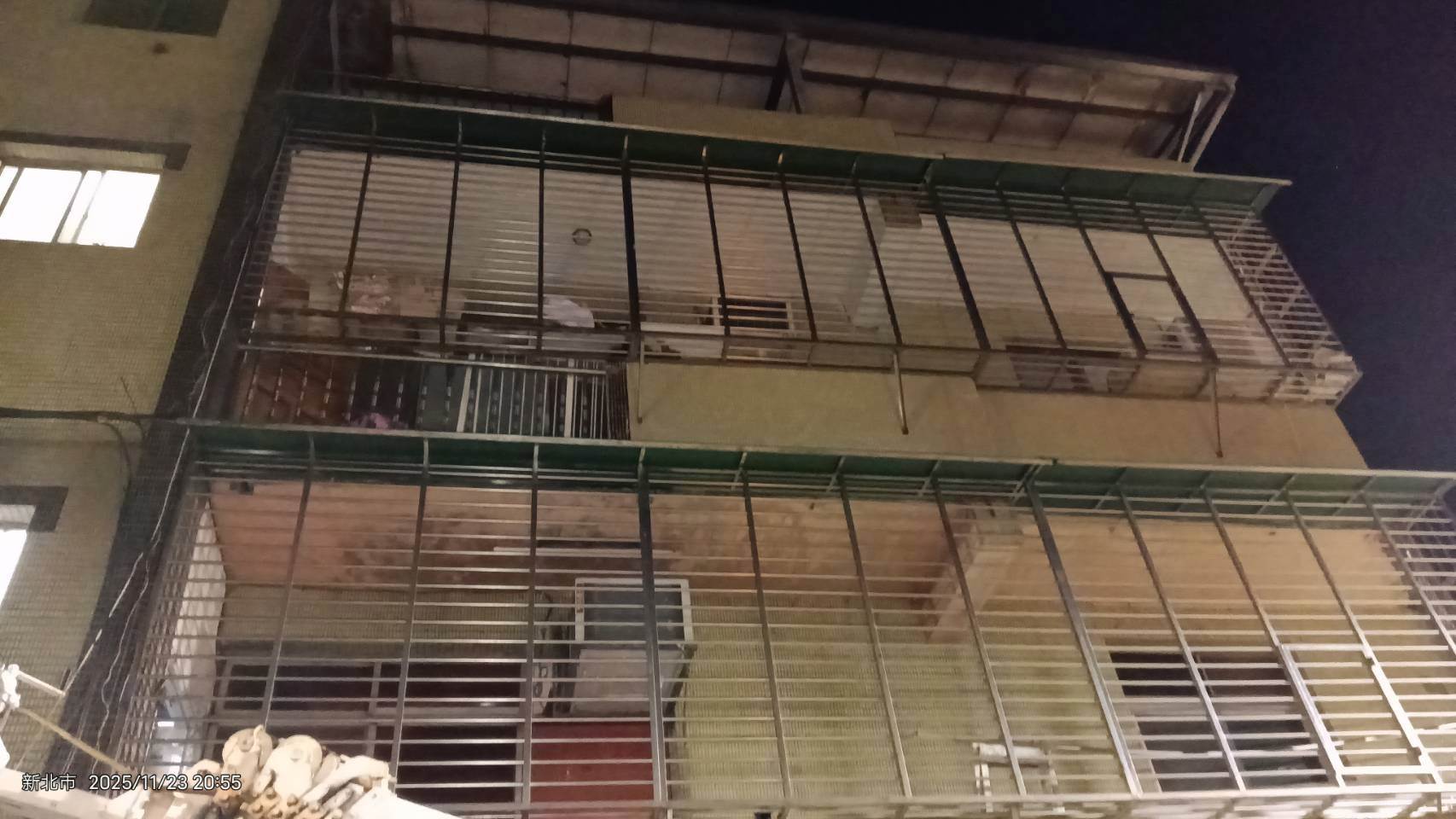 臘腸犬被單獨留置的住家,陽台欄杆縫隙大有墜樓風險