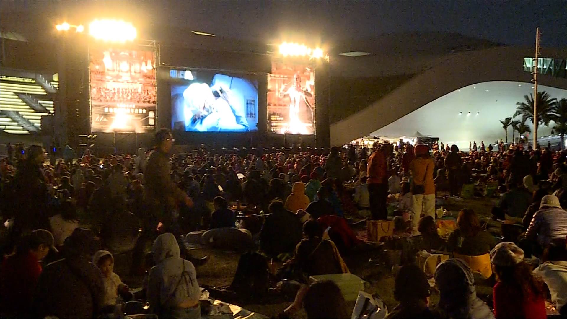 <a href='/search/tags/衛武營/' target='_blank'>衛武營</a>國家藝術文化中心於元旦舉辦維也納新年音樂會戶外衛星轉播，民眾席地而坐，在草皮上同步欣賞國際級古典音樂盛會。（圖／東森新聞）