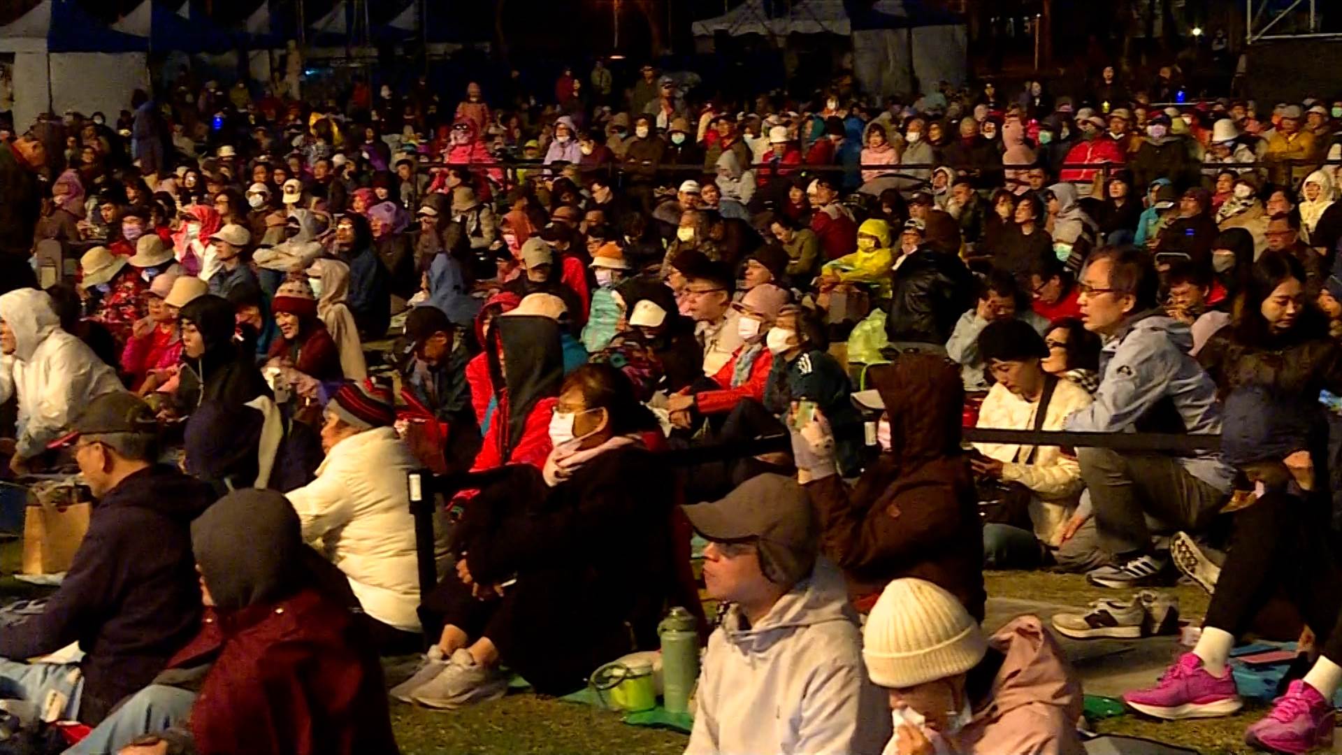 衛武營戶外草坪化身大型音樂廣場，吸引民眾共度元旦。（圖／東森新聞）