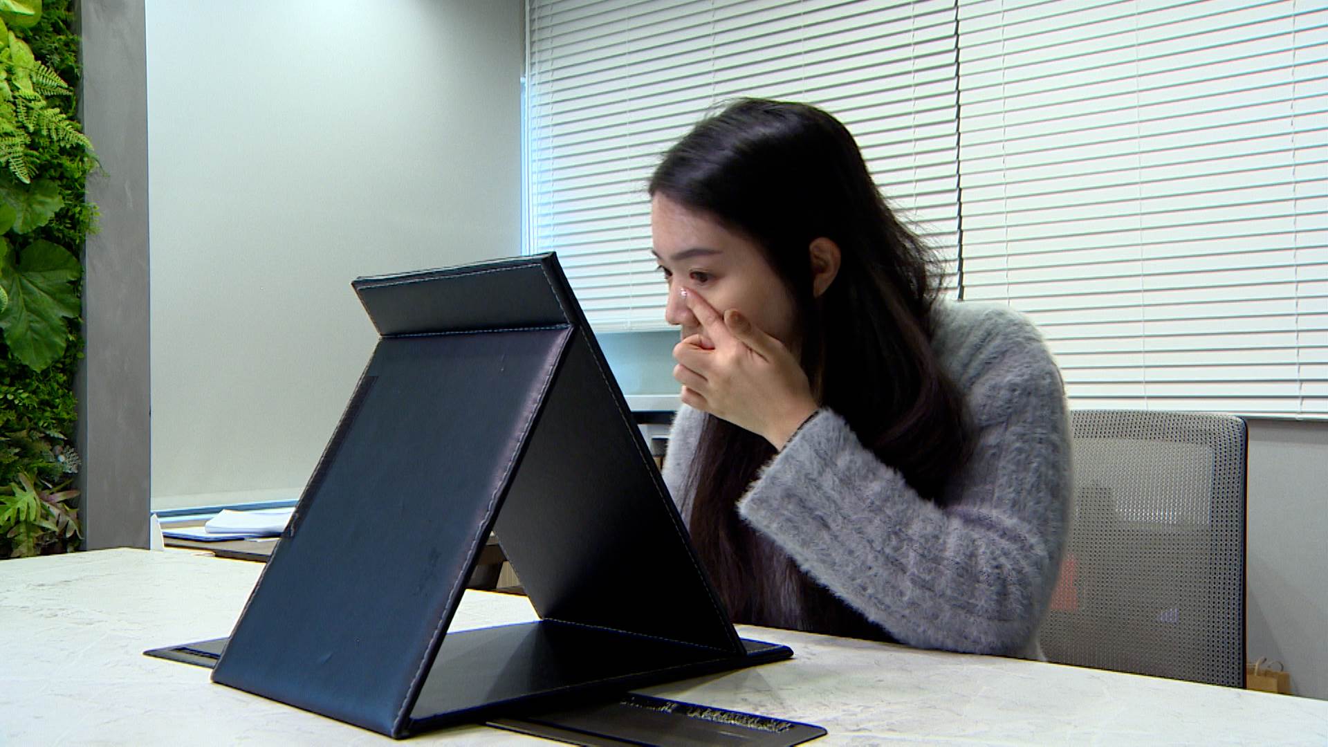 婕洛妮絲表示，產品經人體實測，長期使用有助提升眼周肌膚細緻度與平滑度。（圖／東森新聞） 