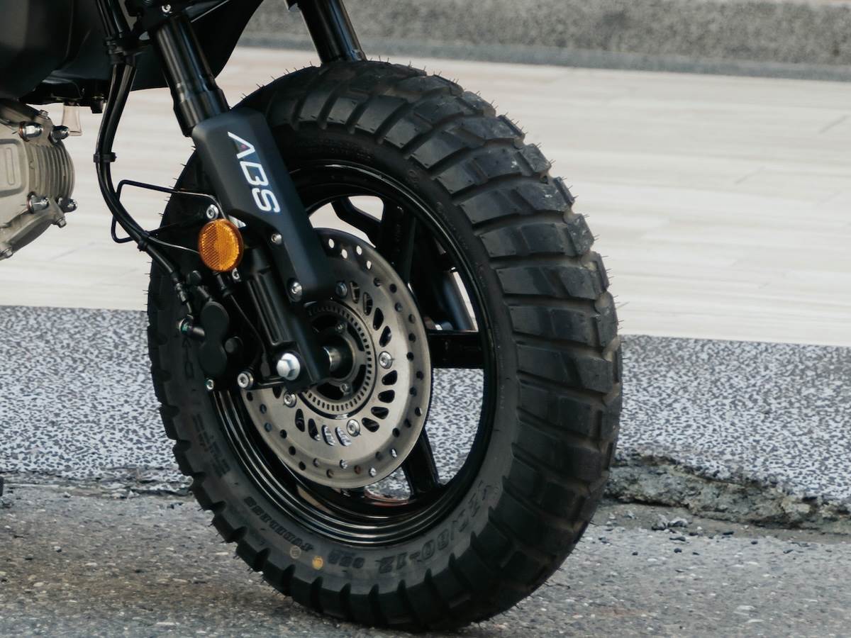 MK150採前後碟煞設計，並於前輪搭載單迴路ABS防鎖死煞車系統。（圖／宏佳騰提供）