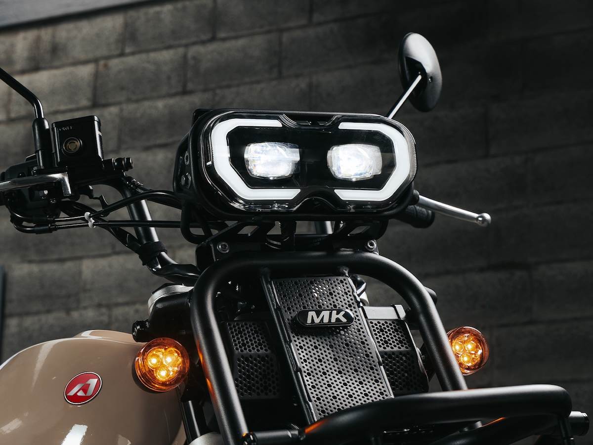 車輛配備Class D探照式魚眼大燈，全車採用LED照明配置。（圖／宏佳騰提供）