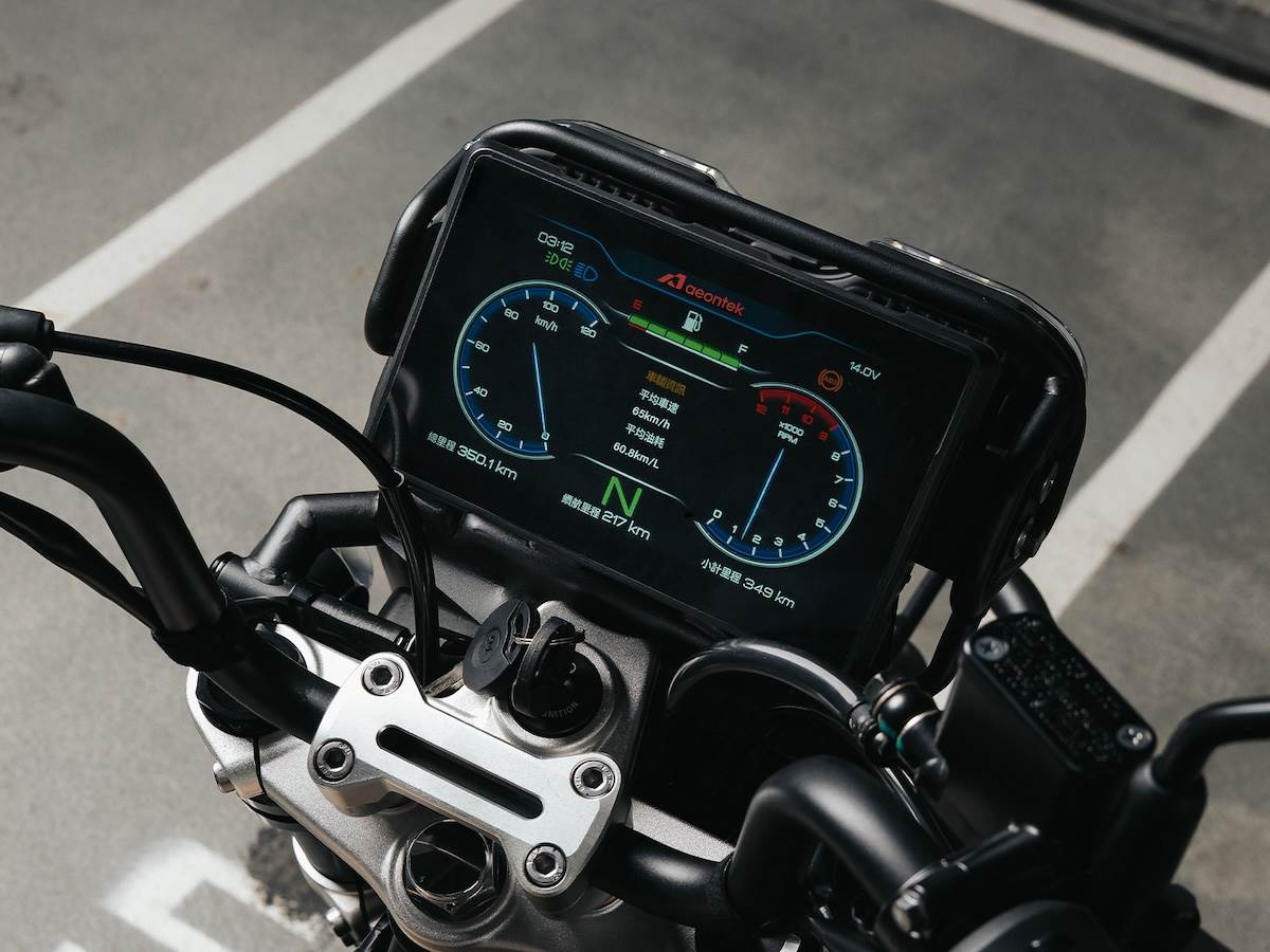 7吋TFT超大貼合式儀表可清楚顯示續航里程、油耗等行車資訊，並提供標準、運動及休閒三種騎乘模式。（圖／宏佳騰提供）