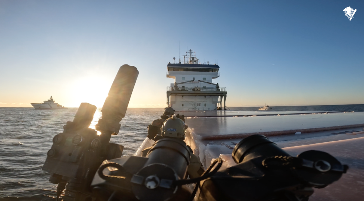 快速反應部隊Karhu及邊防戰術小組垂降登船，直接控制貨輪並押返芬蘭接受調查。圖／芬蘭邊防軍提供