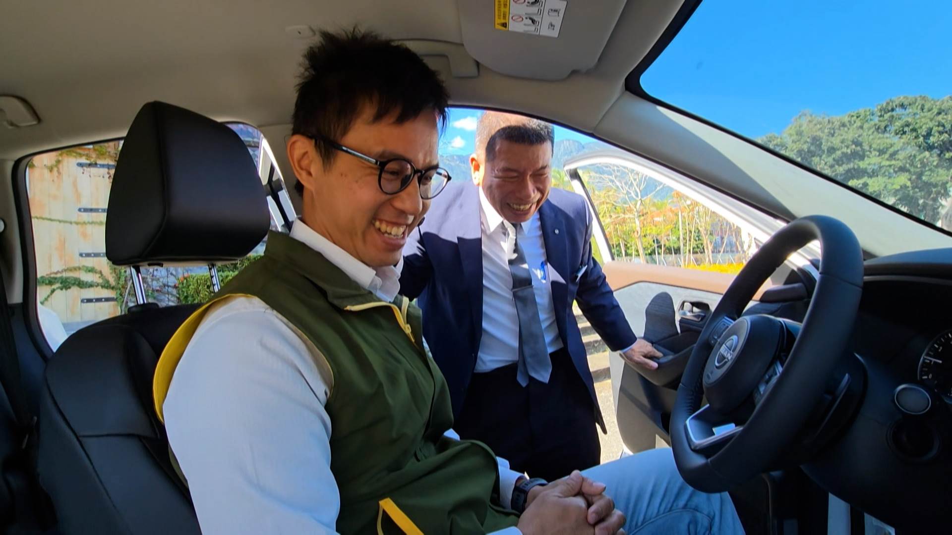 裕隆員工現場說明車輛操作方式，確保芥菜種會人員能安全、順利投入災區服務。（圖／東森新聞） 