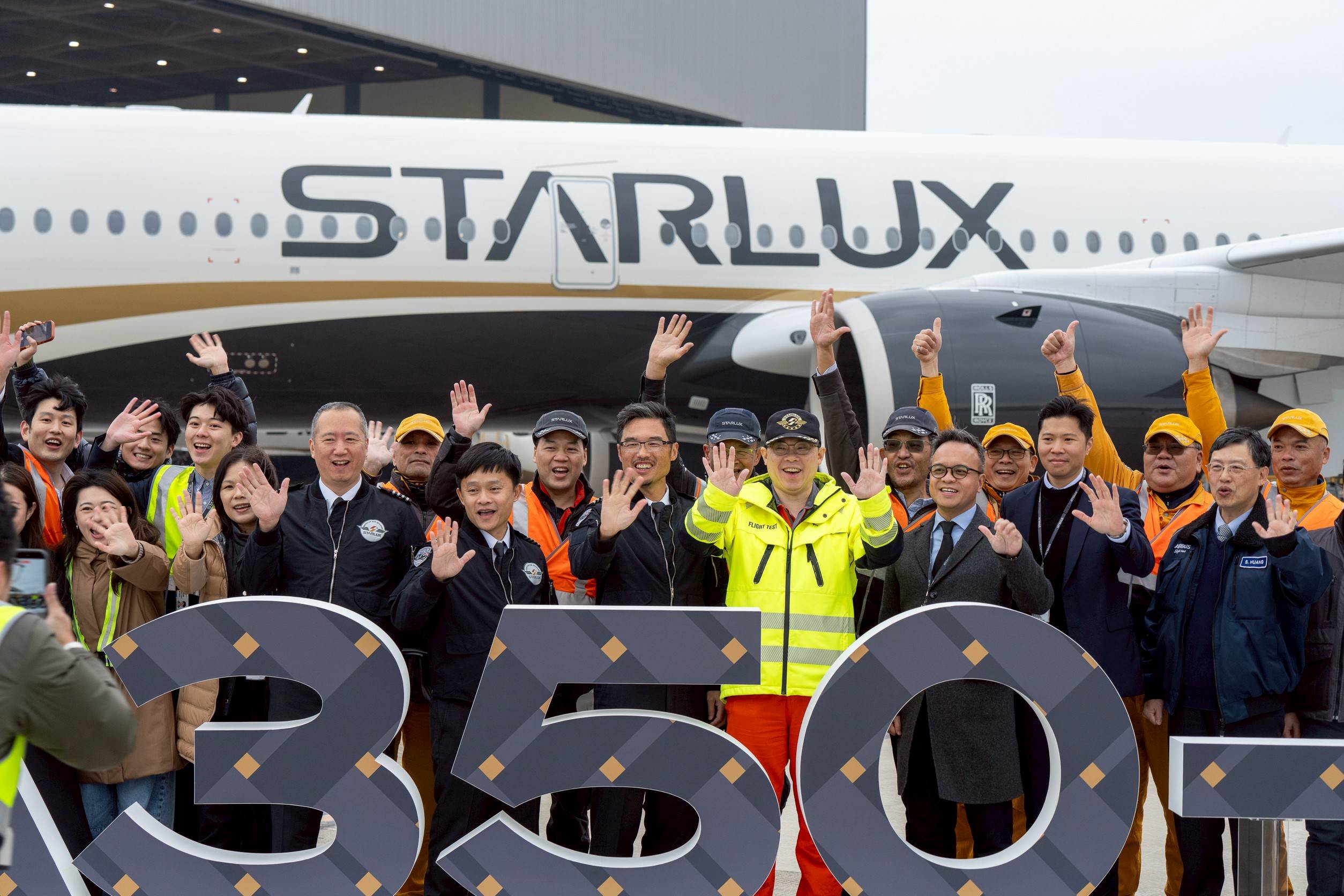 5.星宇航空團隊對新歸隊的旗艦機型展現熱烈歡迎。