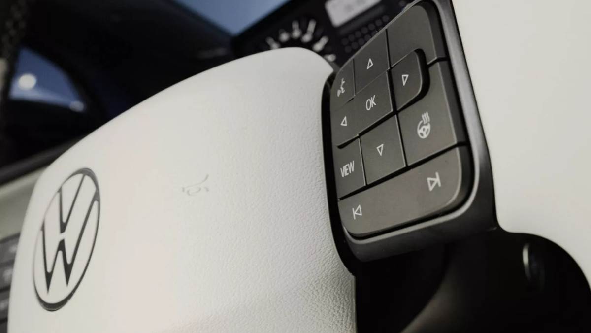 新款方向盤搭載了分組實體按鍵，將巡航控制、多媒體調整等操作按鍵整齊排列。（圖／福斯提供）