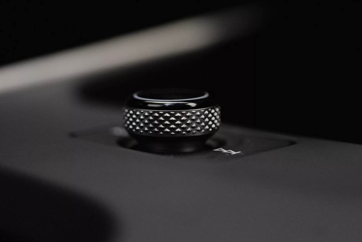 音量旋鈕是最直覺的一項配備，越直覺的操作越能降低危險發生的機率。（圖／福斯提供）