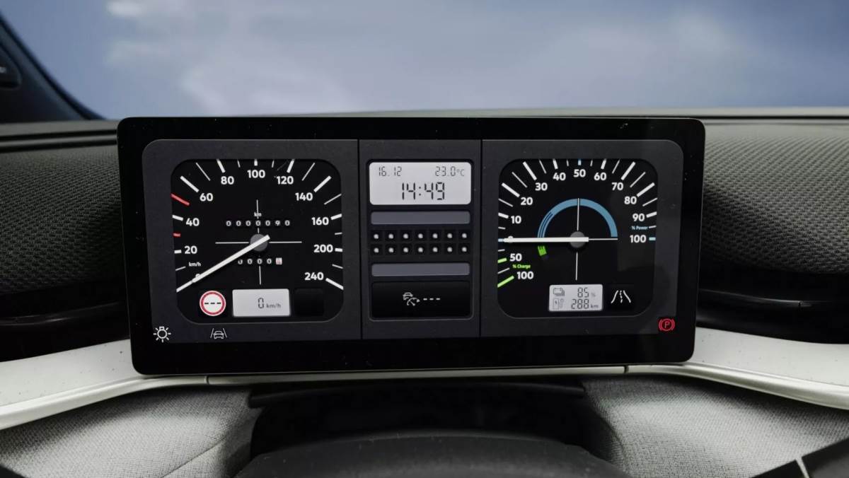 福斯還為儀表板設計加入了復古風格顯示切換功能，數位儀表可以切換成類似1980年代Golf那樣的經典風格圖示。（圖／福斯提供）