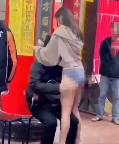 有網友分享了一段極具衝擊力的廟會短片。（圖／翻攝自爆漿2公社臉書）