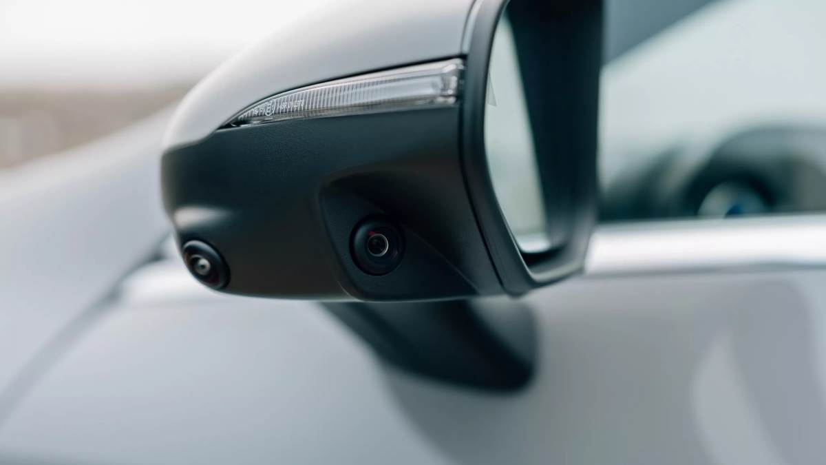 車輛擁有超過10個攝影機,並且還有5個雷達以及12個超音波雷達,讓這套系統可以更加安全。(圖/賓士提供)