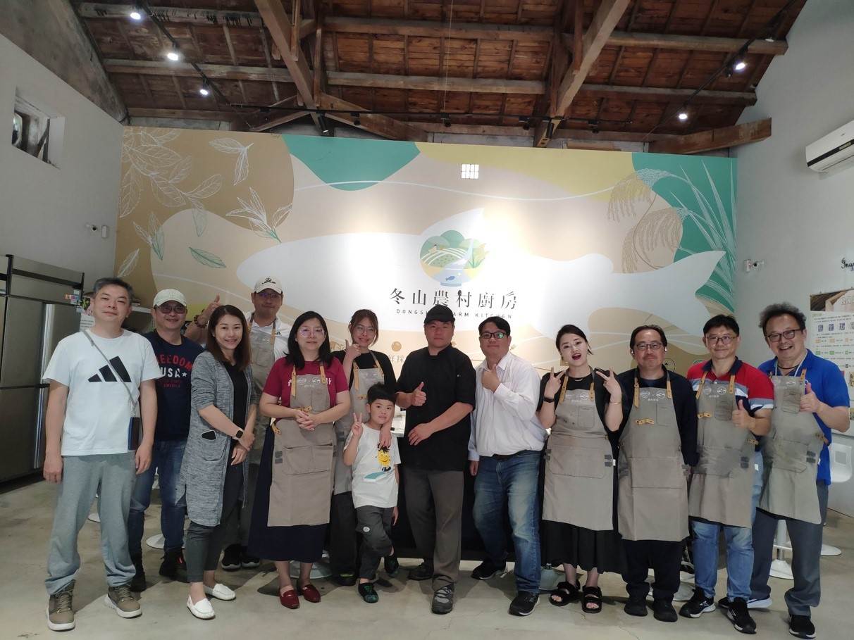 宜蘭香魚入菜，搭配親手採摘的食材，親自烹調冬山農村廚房的「魚米之香」。（圖／冬山農村廚房提供）