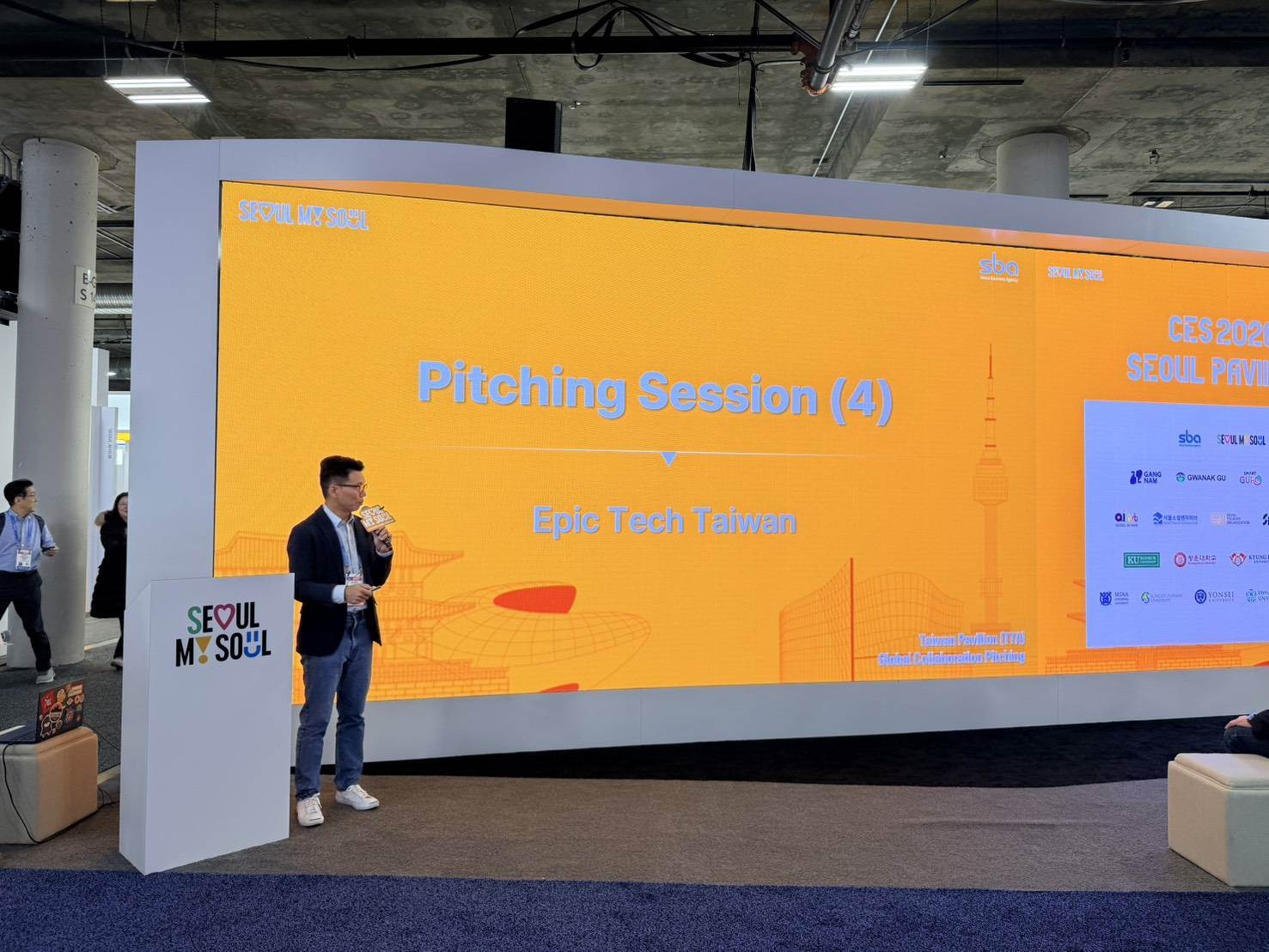 史詩科技總經理 黃玉禮 受邀登上 CES 韓國館舞台進行專題演講，介紹 G.Talk 的產品設計思維與應用方向。（圖／中保科技提供）