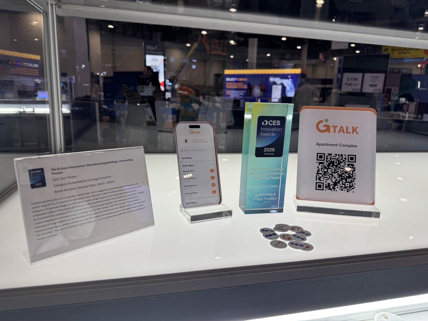 G.Talk 於 CES 官方 Innovation Awards 2026 Showcase 專區展出，現場陳列獲獎獎牌與系統展示內容，呈現去實體化通訊方案的應用概念與技術特色。（圖／中保科技提供）