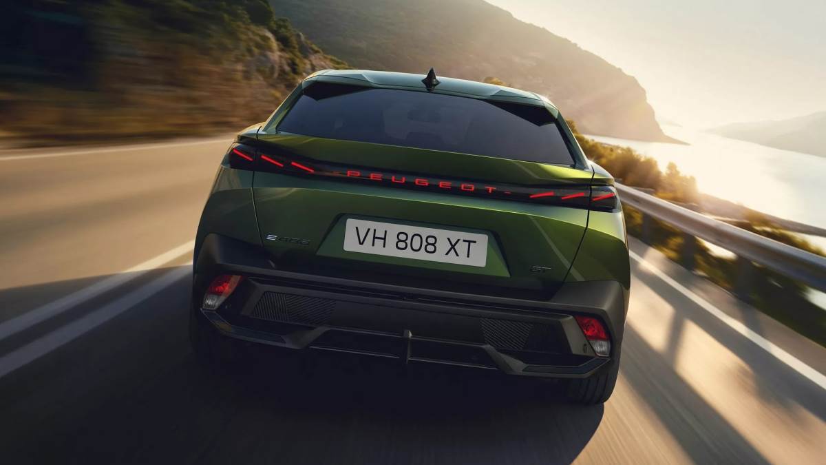 車尾採用了Peugeot字樣徽飾取代傳統圓形獅徽,並且新增了「Flare Green」車色(圖/寶獅提供)