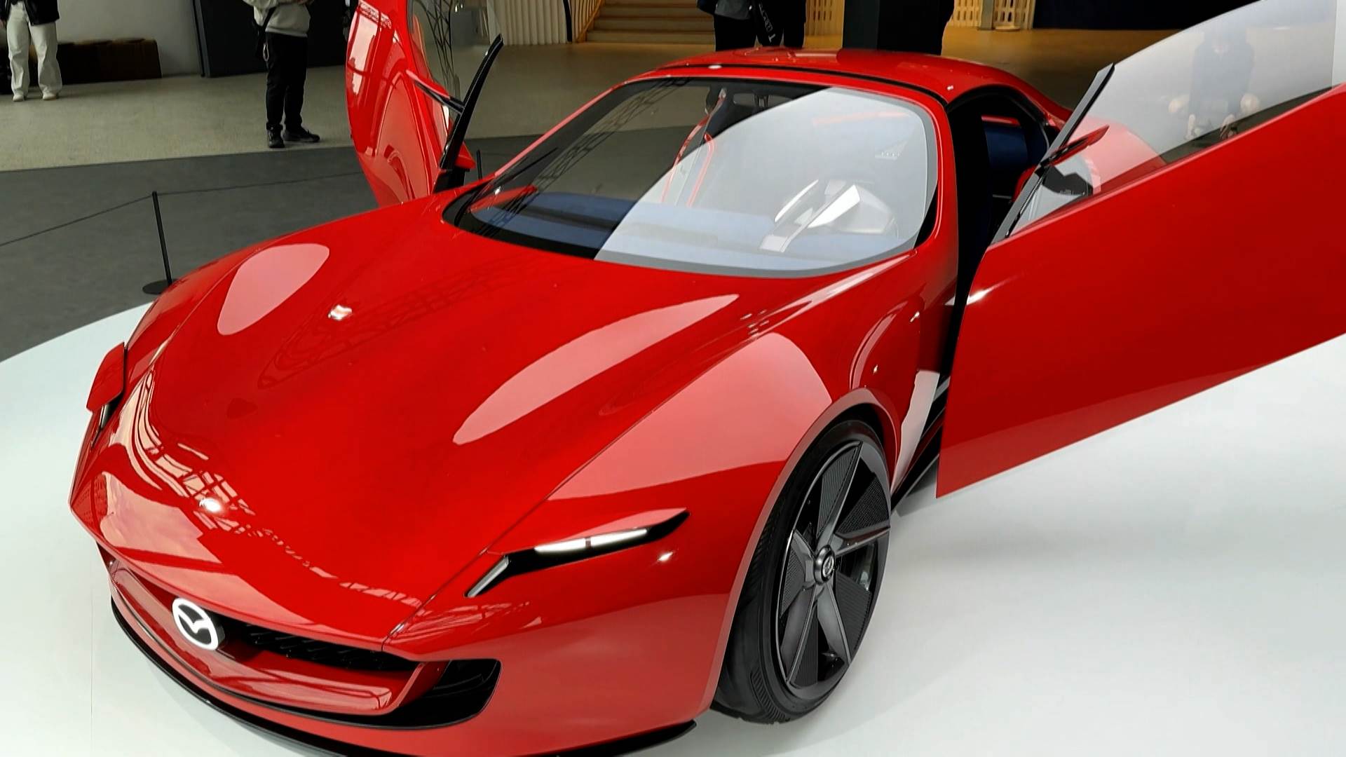 MAZDA ICONIC SP 概念跑車首度進駐臺中國家歌劇院，側掀式車門搭配流線車身，未來感十足。（圖／東森新聞）