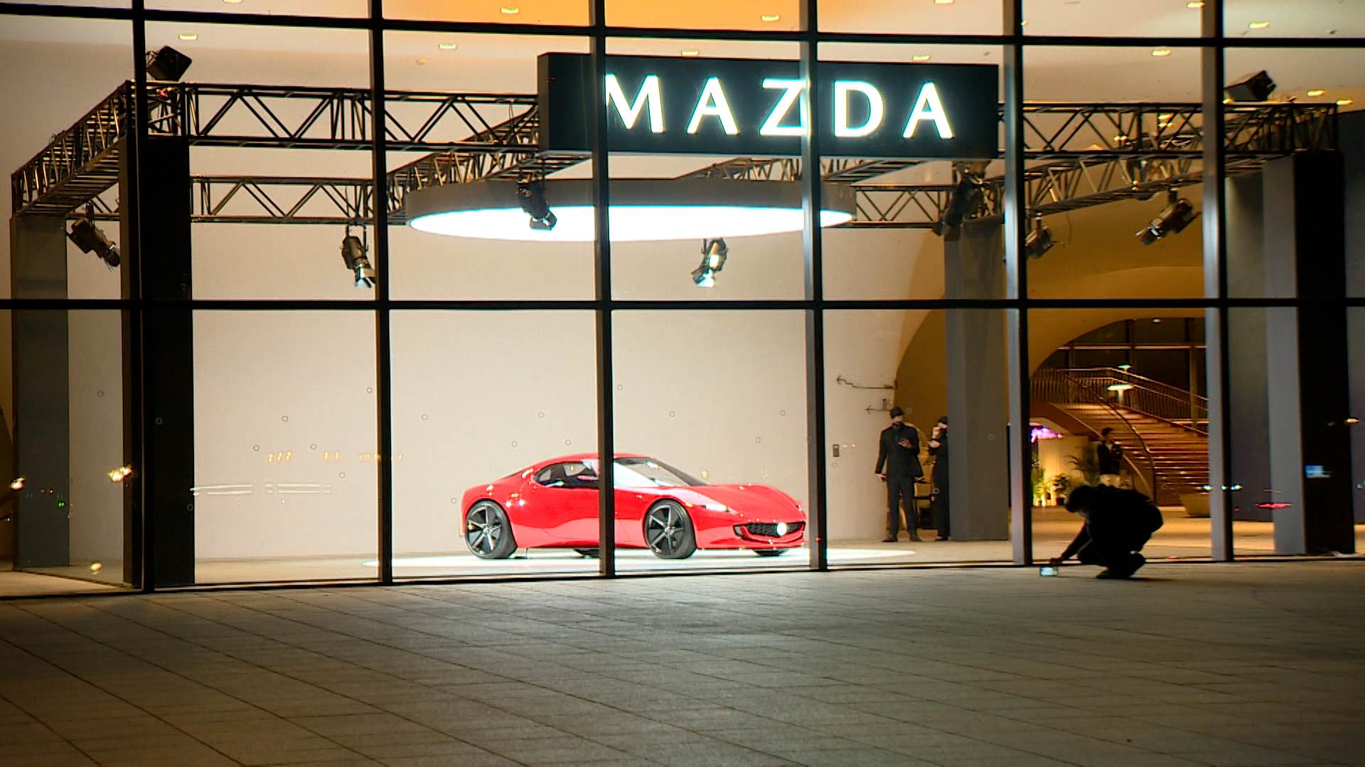夜幕低垂，MAZDA ICONIC SP 宛如藝術品般佇立於臺中國家歌劇院，成為城市夜景中的焦點。（圖／東森新聞）
