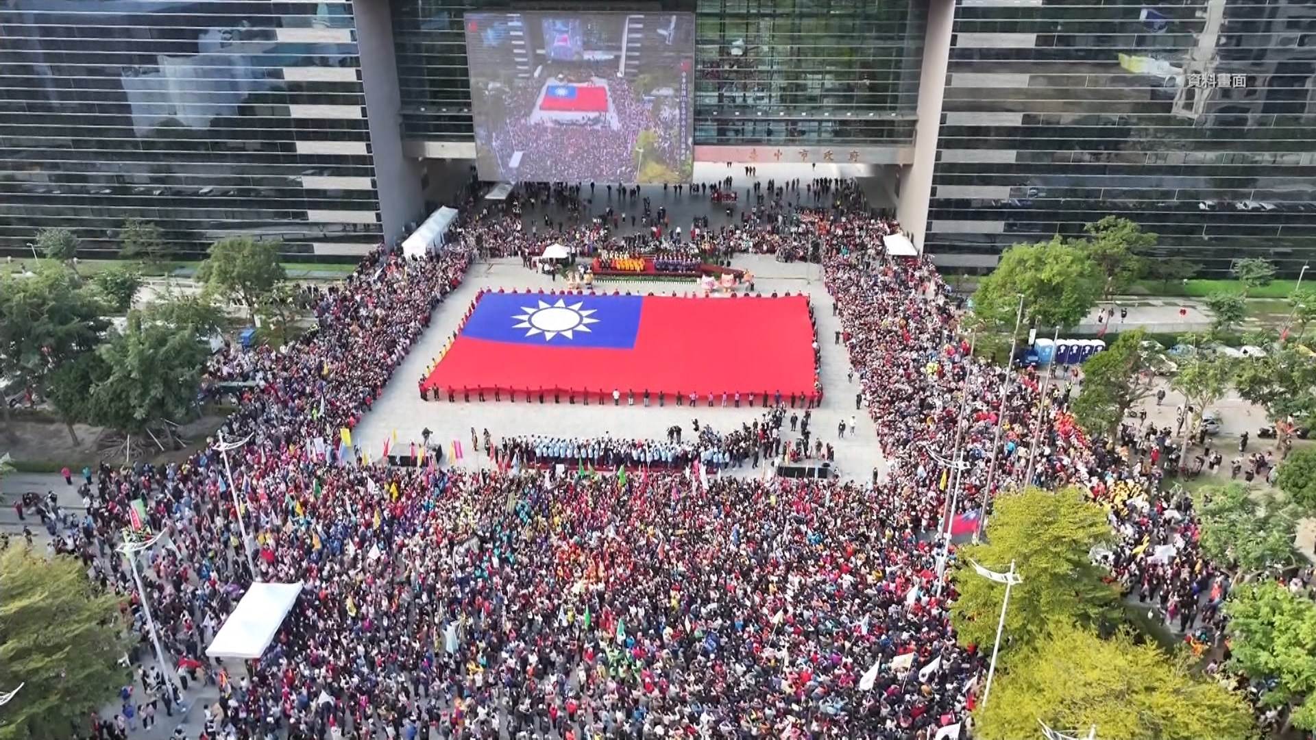 臺中市政府推出「臺中Hi8全城開趴」系列活動，包含綠美圖開幕、台中購物節、耶誕嘉年華、五月天與頑童演唱會、台中跨年、元旦升旗及中台灣燈會等8項指標性大型活動。（圖／東森新聞）