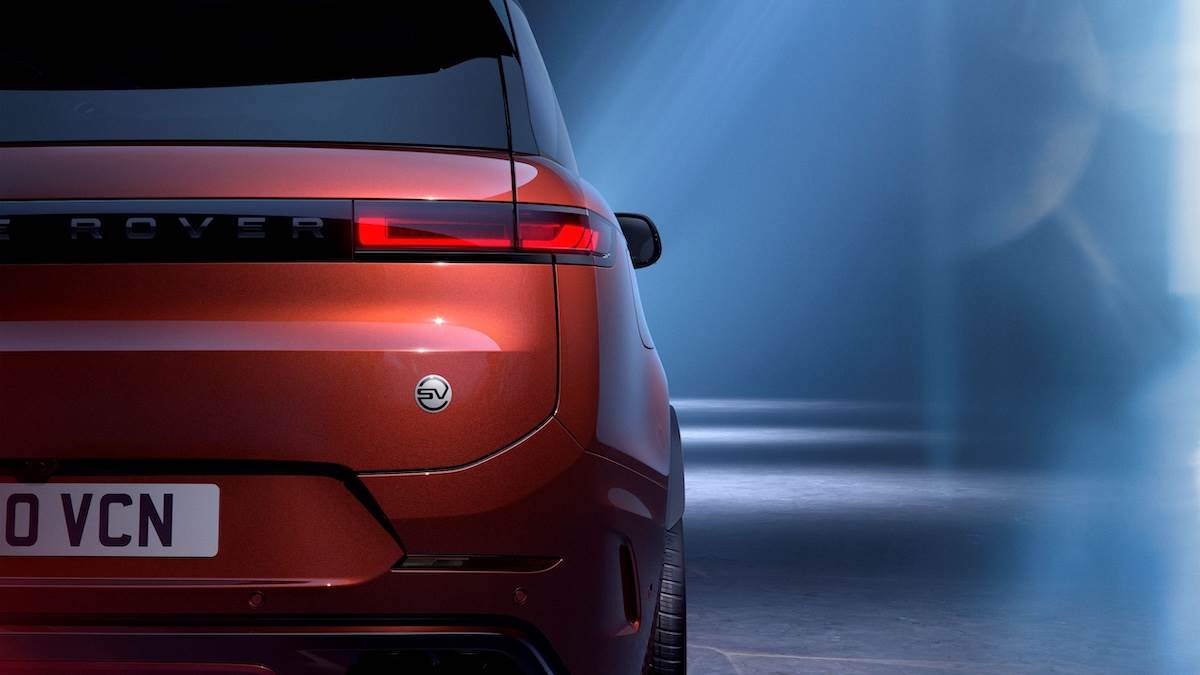 Range Rover Sport SV Carbon保持英倫該有的紳士氛圍，近看就知道充滿肌肉。（圖／JLR Taiwan提供）