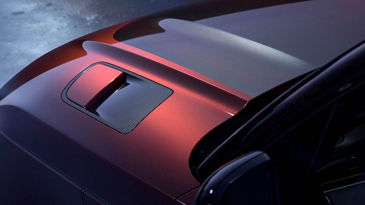 碳纖維外觀套件包含車身同色碳纖維引擎蓋、引擎飾蓋、下氣壩兩側飾板、車側飾板與主動式四出尾管飾蓋。（圖／JLR Taiwan提供）