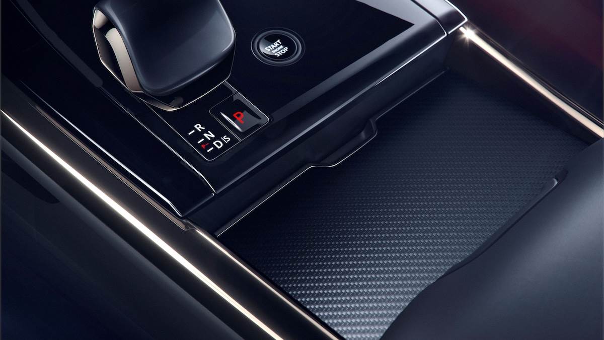 中央扶手處的鍛造碳纖維飾板結合鍍鉻月光飾件。（圖／JLR Taiwan提供）