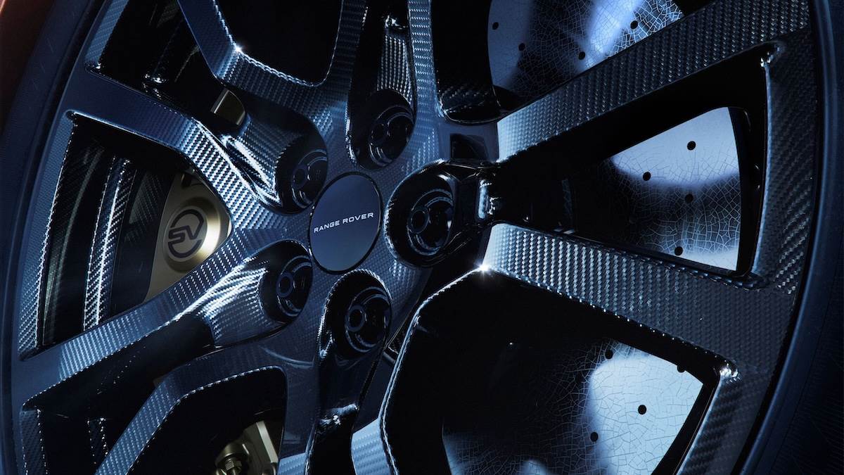 可選配的碳纖維陶瓷矩陣煞車系統搭載與Brembo合作開發的SV專屬煞車卡鉗。（圖／JLR Taiwan提供）