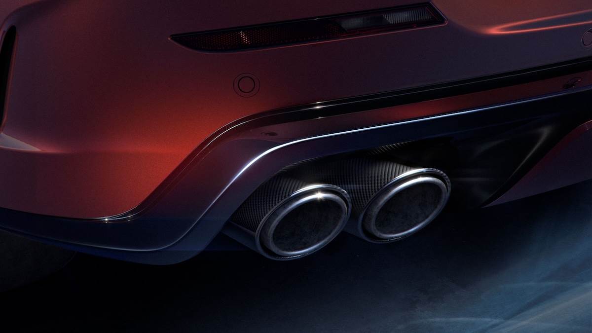 碳纖維外觀套件包含車身同色碳纖維引擎蓋、引擎飾蓋、下氣壩兩側飾板、車側飾板與主動式四出尾管飾蓋。（圖／JLR Taiwan提供）