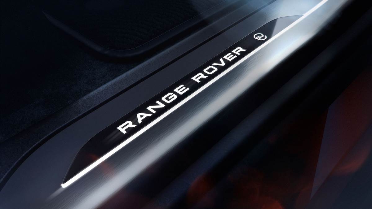 SV發光迎賓踏板。（圖／JLR Taiwan提供）