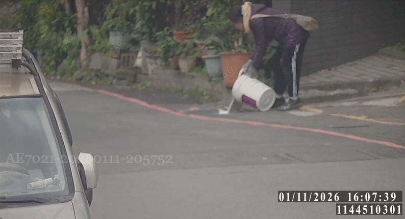 經調閱監視器發現行為人將白色漆料倒入水溝