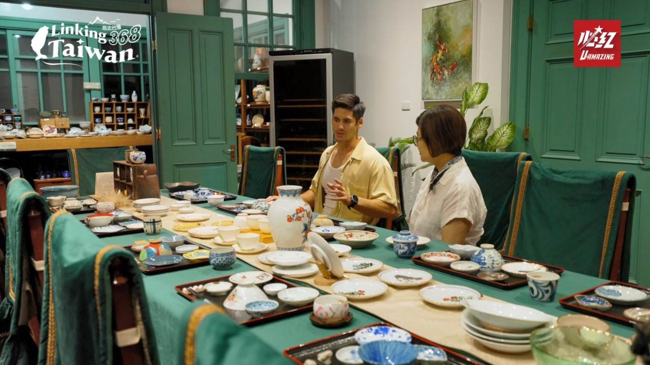 目前此處以「知事官邸生活館」為名，設立展覽、課程、午茶餐酒等項目。其中像是「官邸皇太子宴」就重現百年前裕仁皇太子（後來的昭和天皇）的「訪臺國宴料理」，用餐空間為裕仁皇太子下榻的起居室。（圖／Linking 368 Taiwan恁去台灣提供）