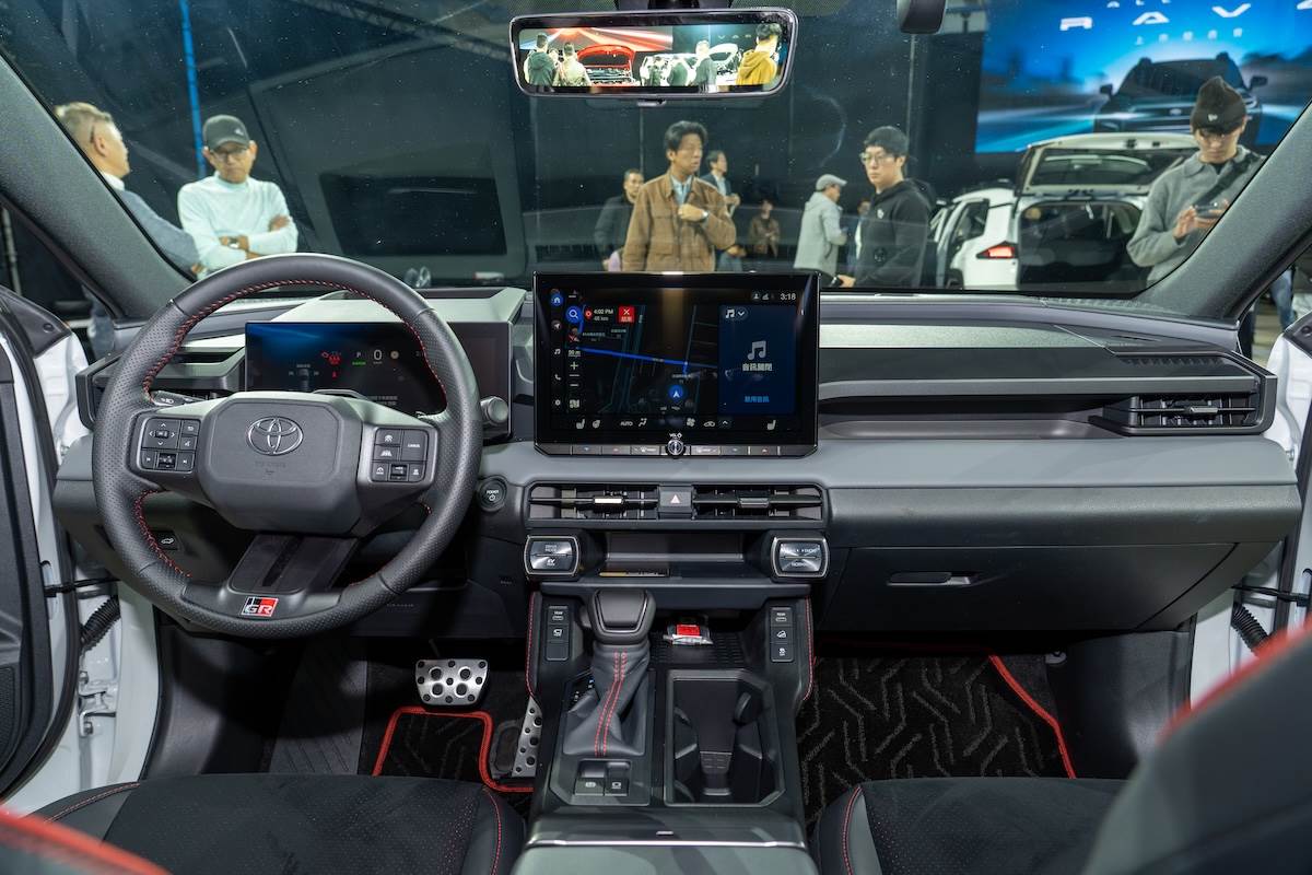 RAV4 GR SPORT內裝運用許多紅色車縫線，加上GR徽飾以及金屬踏板，營造競技氛圍。（圖／林昱丞攝影）