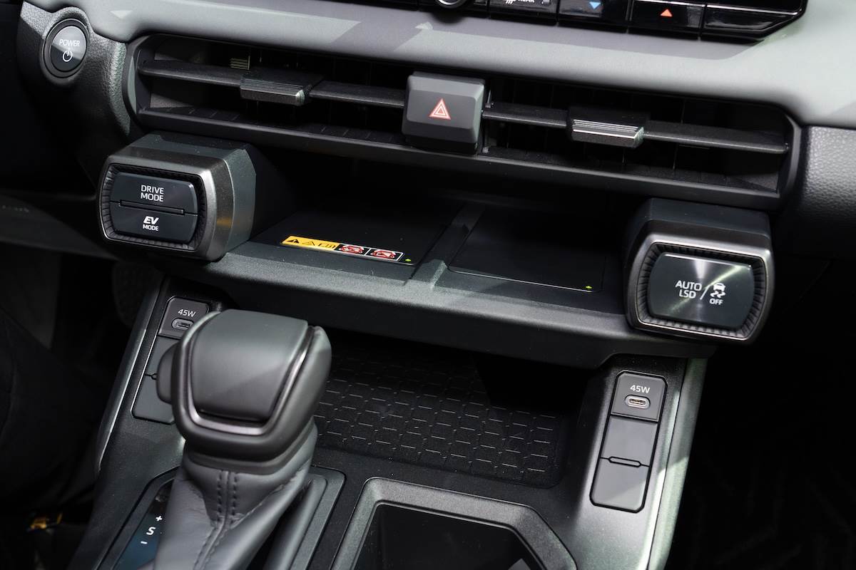 旗艦車型有雙無線充電面板，不過因為二輪驅動，控制介面與四輪傳動的RAV4 ADVENTURE、RAV4 GR SPORT有差異。（圖／林昱丞攝影）
