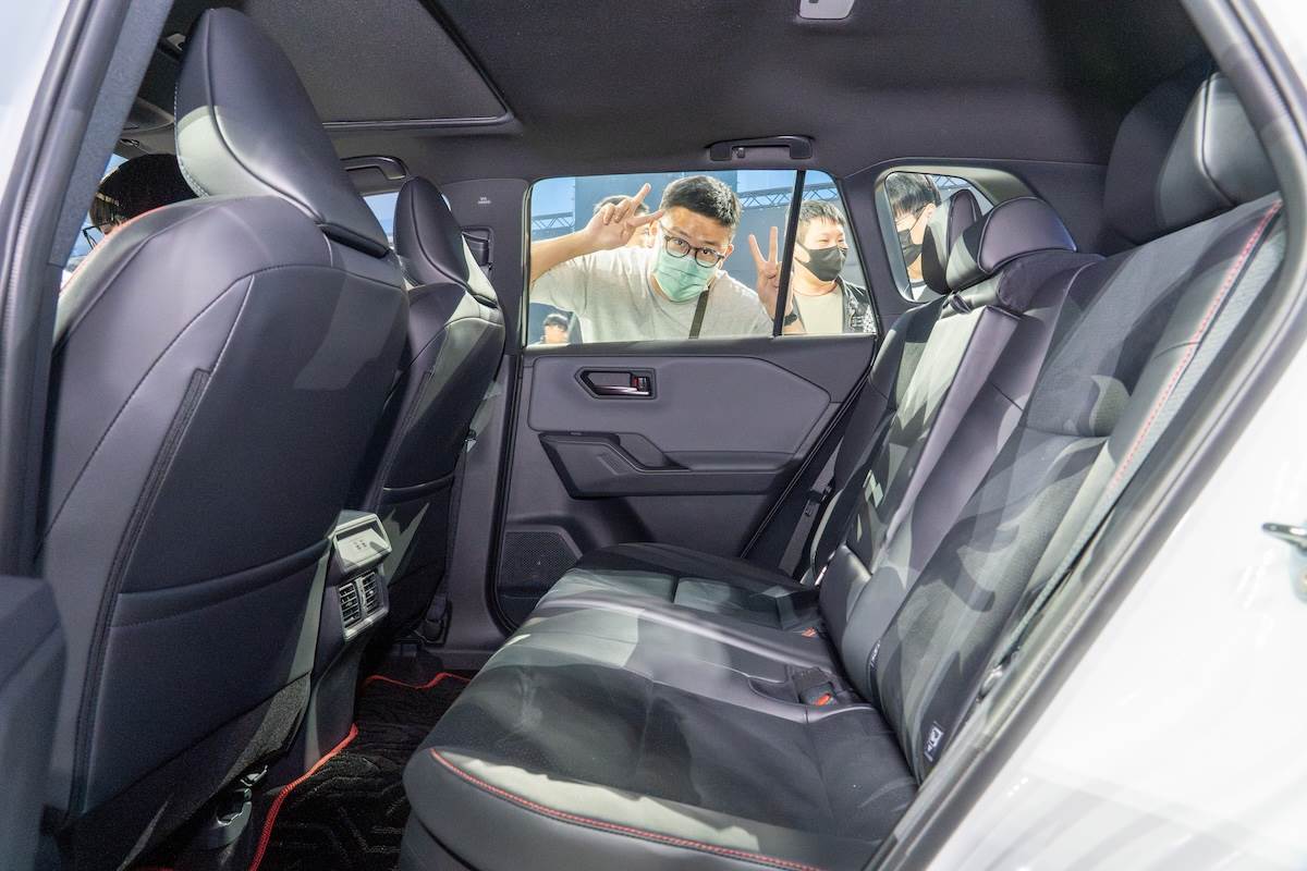 後座空間與上代相比差不多，椅背有兩段式角度調整。（圖／林昱丞攝影）