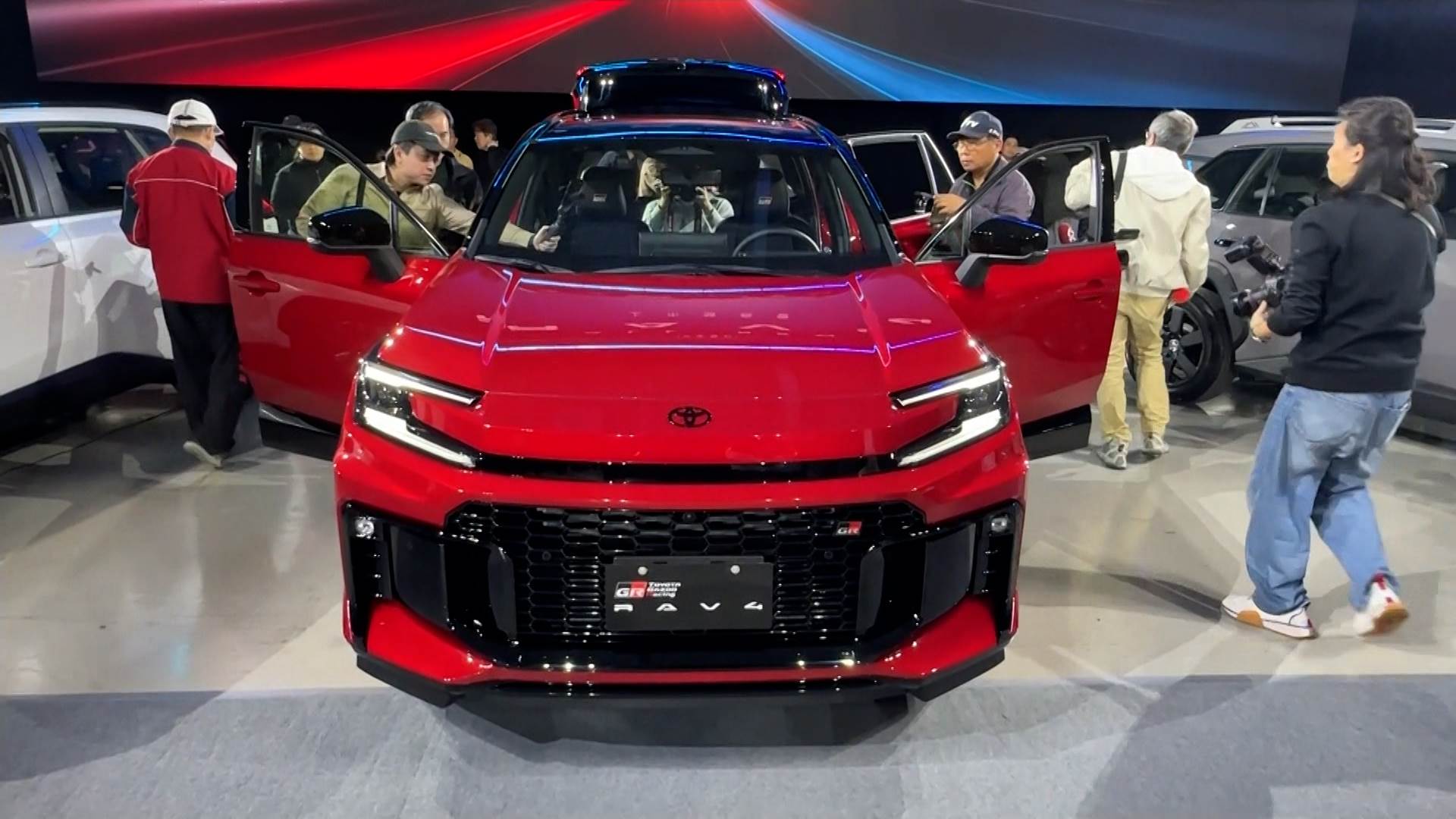 全新 RAV4 外觀大幅更新，提供都會、越野與 GR Sport 三款車型選擇。（圖／東森新聞） 